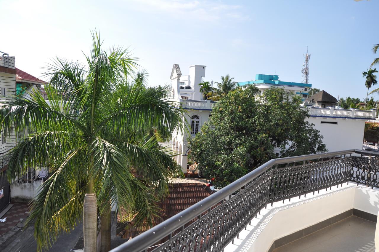 Daffodils Spice Court Hotel Kochi Exterior foto