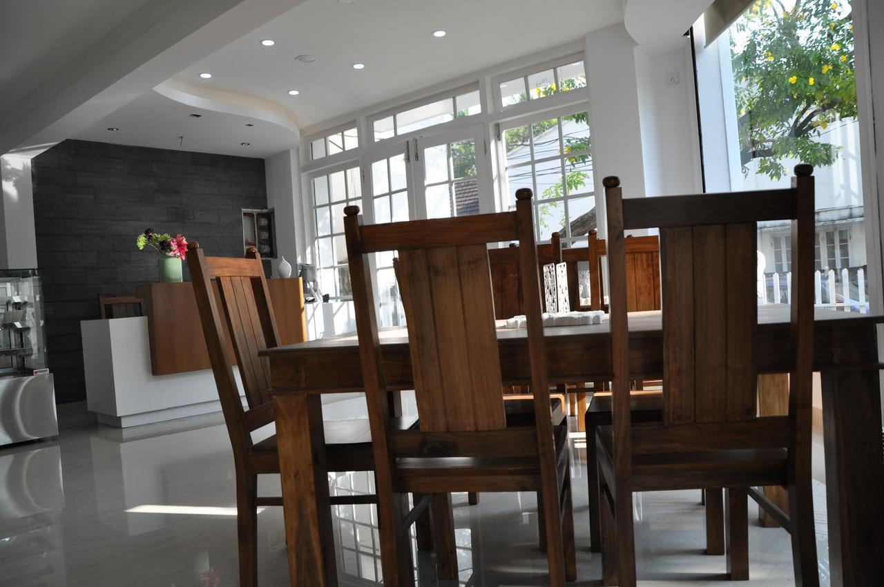 Daffodils Spice Court Hotel Kochi Exterior foto