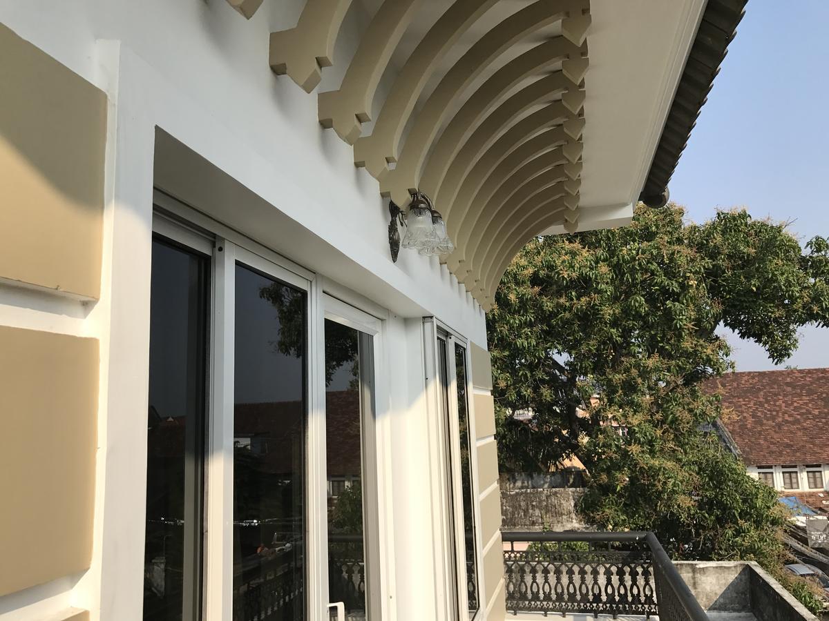 Daffodils Spice Court Hotel Kochi Exterior foto