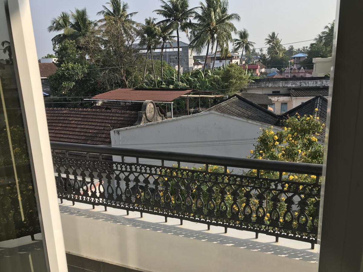Daffodils Spice Court Hotel Kochi Exterior foto
