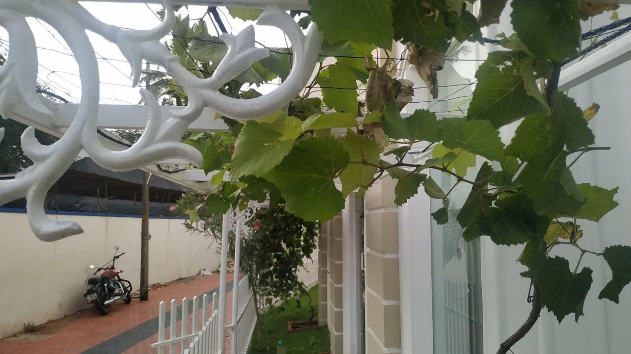 Daffodils Spice Court Hotel Kochi Exterior foto